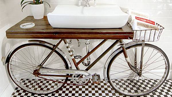 Kamar Mandi Dengan Interior Sepeda Tua