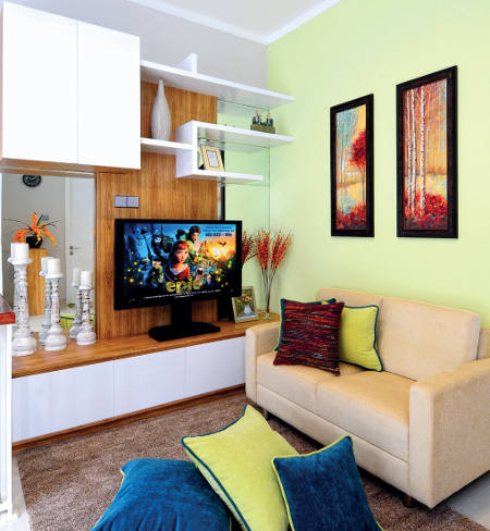 Warna hijau juga dapat menjadi pilihan untuk membuat ruang keluarga bernuansa teduh dan rileks. (Lokasi: Bintaro Jaya