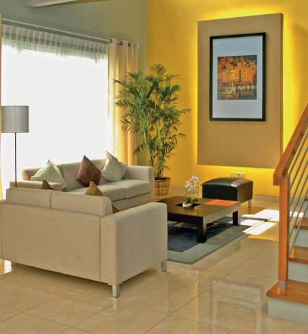 Pilihan warna kuning di ruang keluarga bisa membangkitkan suasana segar dan cerah. (Lokasi: BSD City)