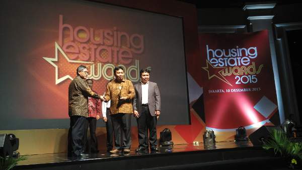 PT Riscon Realty menerima Penghargaan HousingEstate Awards sebagai 