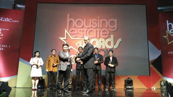 Tanjung Bunga menerima Penghargaan HousingEstate Awards 2015 sebagai "The Most Favoured Housing Project in South Sulawesi" yang diterima oleh Purnomo, Direktur PT Gowa Makassar Tourism Development Tbk